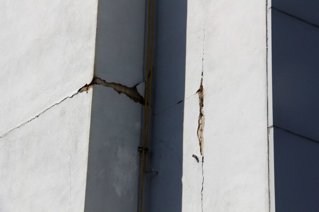 el hospital general del issste en acapulco continúa atendiendo a sus pacientes en el estacionamiento de este hospital luego de sufrir daños en su estructura durante el sismo de 7.1 grados que el día martes sacudió al puerto